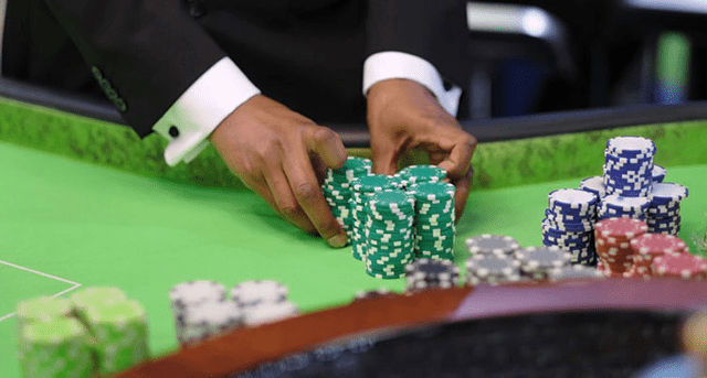 Chơi Poker như thế nào? Chiến thuật đặt cược tất thắng lớn