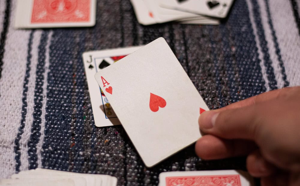 Điểm số được tính dựa trên số lượng lá bài người chơi ăn được và giá trị của từng lá