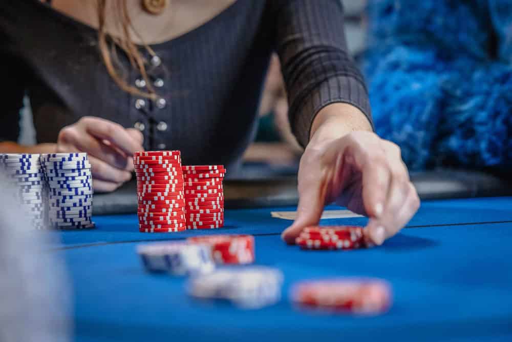 Cần hiểu quy định hành động tố, theo và bỏ bài trong từng vòng chơi Poker