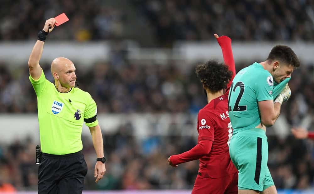 Phân tích thông tin trước trận đấu khi bắt kèo thẻ đỏ