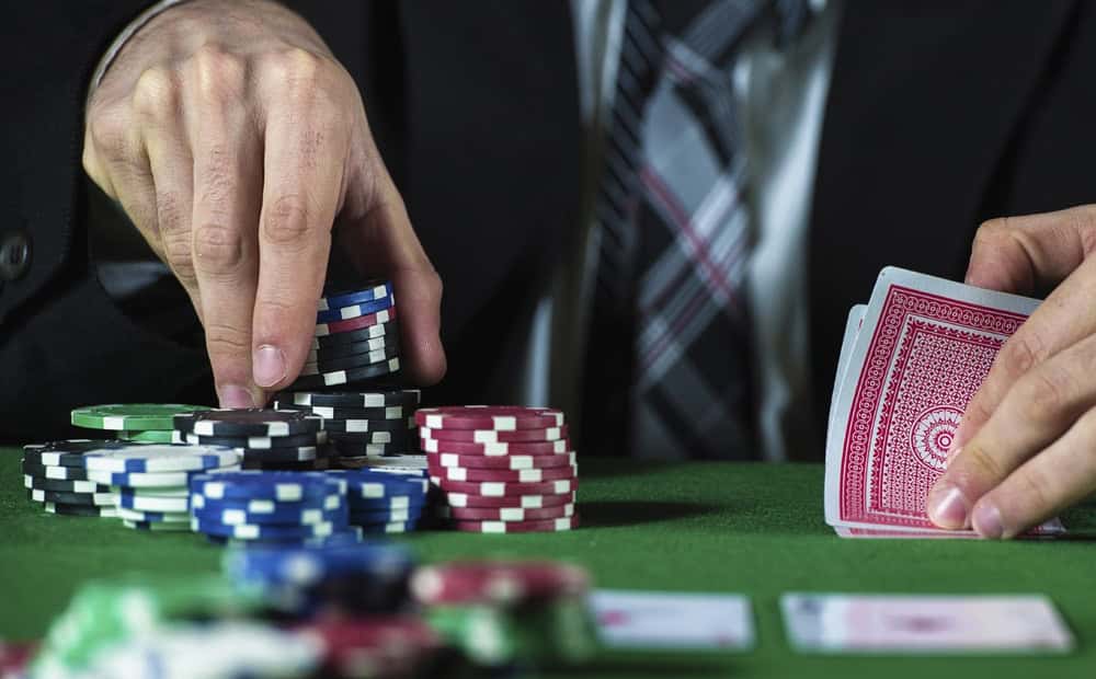 Tight trong Poker là lối chơi tập trung vào việc chọn lọc hand bài để tăng khả năng thắng cao